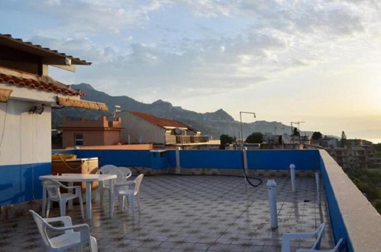 Gianni House Backpackers Hostel Giardini-Naxos Kültér fotó